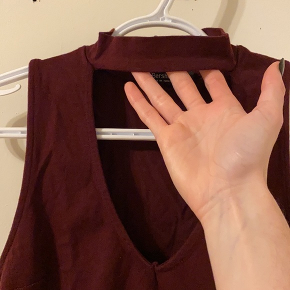 Deep red cropped tank top with cute neckline - Picture 2 of 3